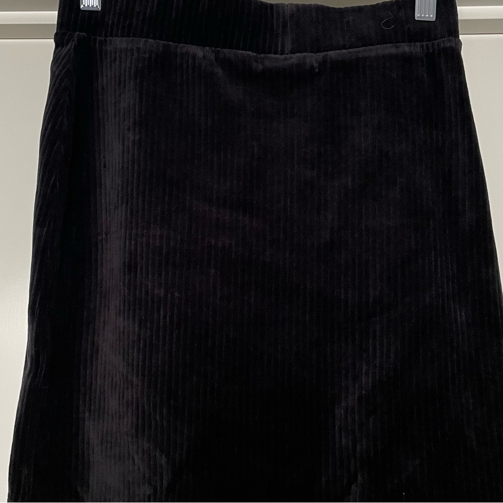 Sportsgirl Black Velvet Corduroy Mini Skirt 🖤💕
Quality🫰 Comfy fit 💗 - Picture 3 of 5
